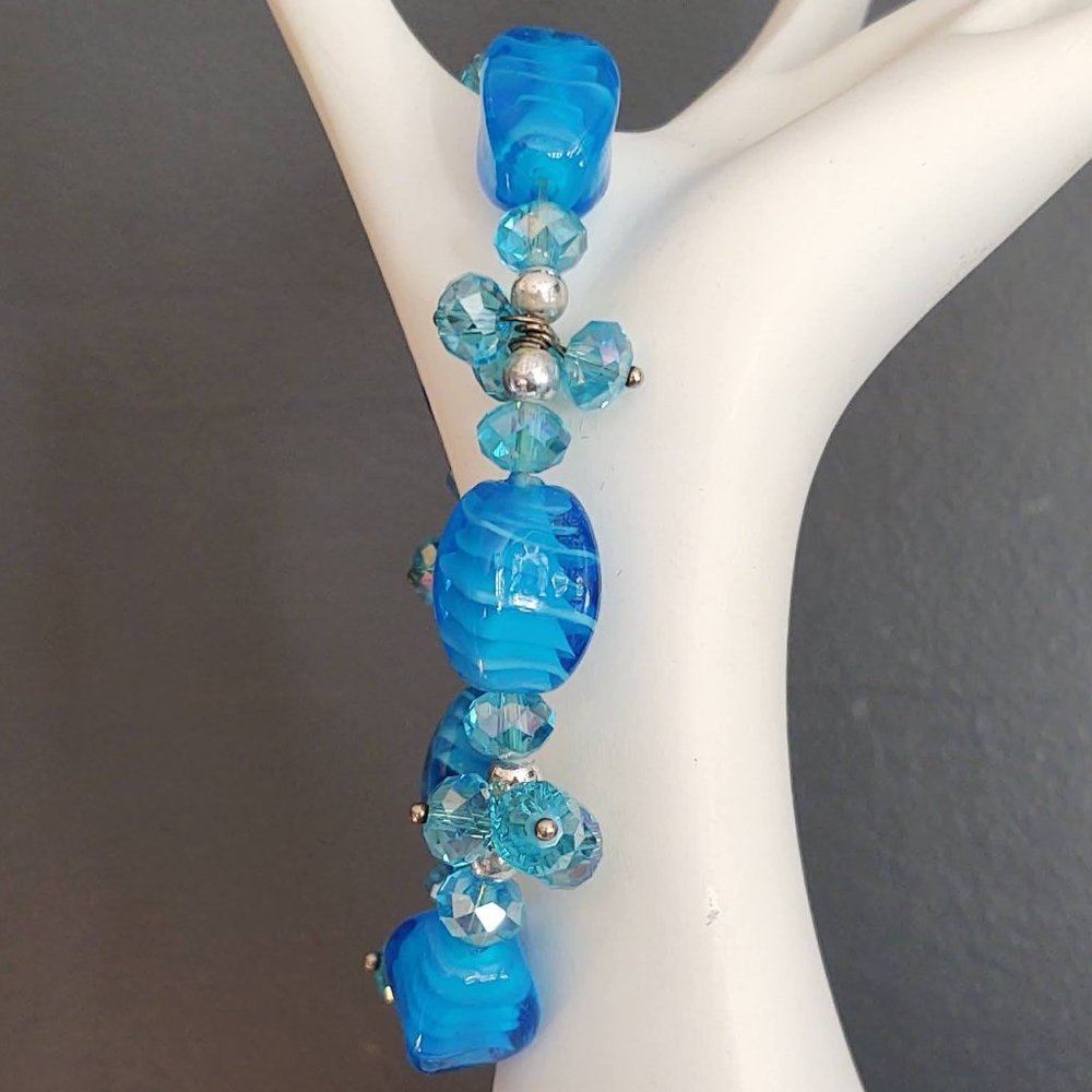 Blue arty glass w/silver accent stretch bracelet